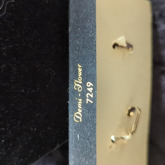 Sarah Coventry 1969 Demi-Flower Vtg. Gold Tone Flower Brooch & Clip-On Earrings - Picture 5 of 9